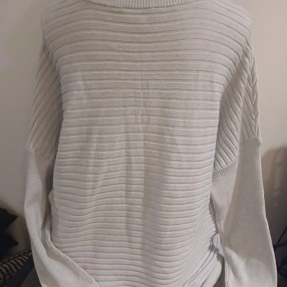 Womans Sweater - Picture 6 of 7